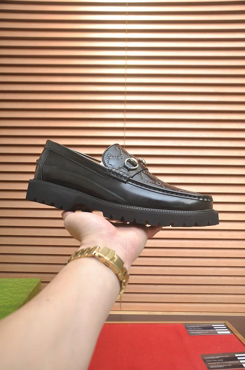 Men's shoes💰560💶Italy's top luxury men's shoe giant (GUCCI) (Gucci) (full cowhide lining) new arrival🍃Original European style🔰 Pleasant to the eye😍In order to make the shoes more durable and non-deformable🌀The production continues to follow traditional methods but there is still no lack of innovation💪Choose original sheepskin for the leather♻️ Smooth and natural And extra bright ⭐Made of imported cowhide, the first choice of rich people 38-45 (45 customized)